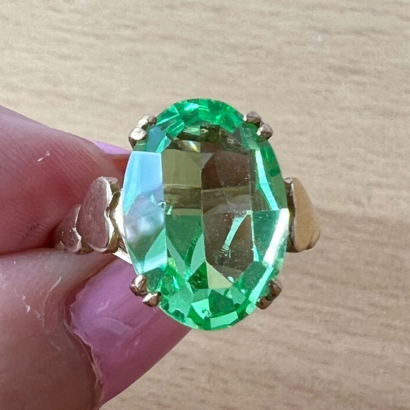 VINTAGE 9K GOLD URANIUM VASELINE GREEN GLASS RING HEARTS BAND ENGLISH HALLMARKS - Picture 10 of 16